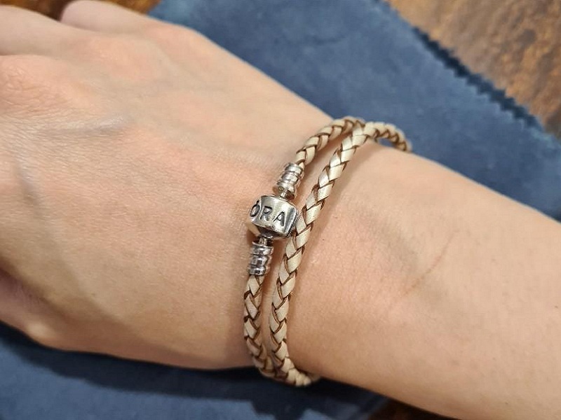 V&ograve;ng charm d&acirc;y da basic nhưng vẫn rất c&aacute; t&iacute;nh